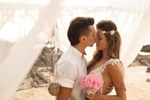 un couple marié heureux célèbre son mariage sur la plage d'une île tropicale photo