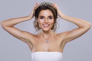 portrait de jeune belle mariée avec bouquet de fleurs photo