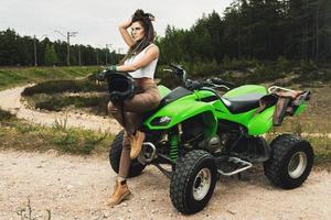 femme élégante et belle et le vtt photo