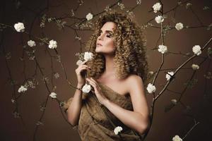 portrait d'une jolie jeune femme avec une coiffure afro et un beau maquillage photo