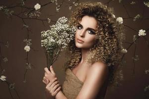 portrait d'une jolie jeune femme avec une coiffure afro et un beau maquillage photo