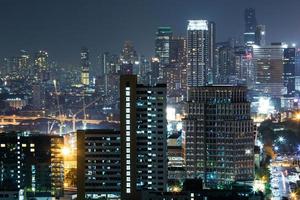 vue panoramique sur la ville moderne de bangkok la nuit photo
