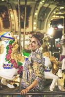 femme élégante portant une veste étincelante sur le carrousel photo