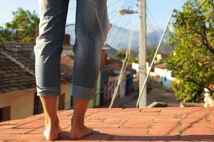 gros plan de pieds féminins sur le toit photo