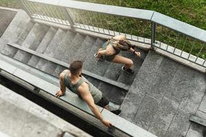 couple sportif pendant l'entraînement sur un escalier en béton photo