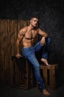 portrait de bel homme musclé et sexy portant des jeans photo