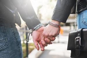 jeune couple d'amoureux main dans la main photo