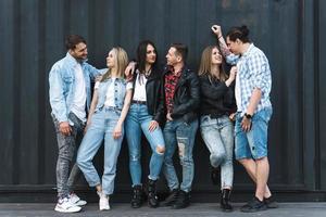 groupe de jeunes et élégants dans une rue de la ville photo