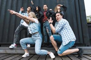 groupe de jeunes et élégants se faisant passer pour des super-héros drôles photo