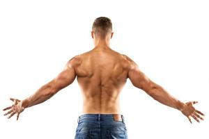 jeune homme montrant son dos musclé sur fond blanc photo