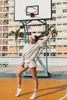 jeune femme élégante pose sur le terrain de basket de choi hung estate photo