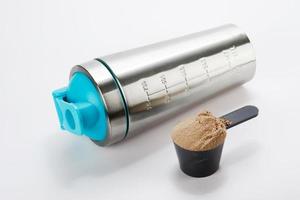 shaker en métal et cuillère à poudre de protéines photo