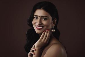 portrait de femme indienne avec un beau maquillage et coiffure photo