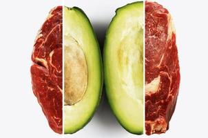 affrontements de végétaliens et de carnivores. tranche d'avocat et morceau de boeuf sur fond blanc. photo