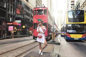 femme élégante marchant le long de la rue de la ville de hong kong photo