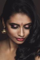 portrait de femme indienne avec un beau maquillage et coiffure photo