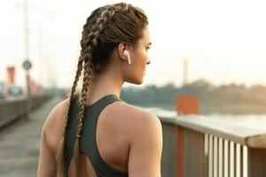 femme sportive pendant son entraînement de fitness en plein air photo