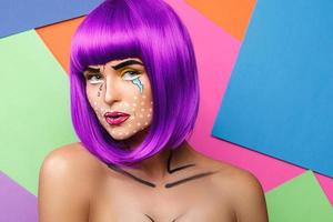 modèle en image créative avec maquillage pop art photo