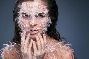 visage féminin recouvert de beaucoup de petits morceaux de verre ou de glace photo