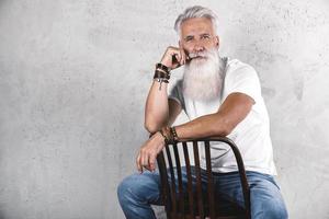 bel homme âgé barbu posant en studio photo