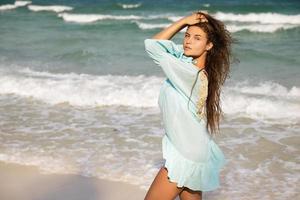 belle jeune femme se promène au bord de la mer photo