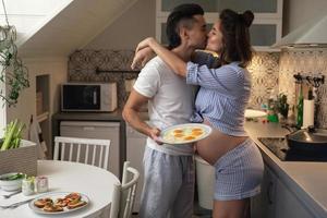 mari et sa femme enceinte dans la cuisine à l'heure du petit-déjeuner. photo