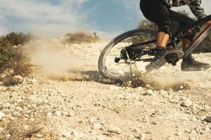 cycliste professionnel lors d'une descente sur son vélo photo