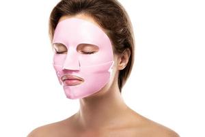 belle jeune femme avec un masque facial en caoutchouc sur son visage photo