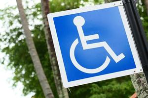 rue de signe de fauteuil roulant handicapé ou handicapé photo