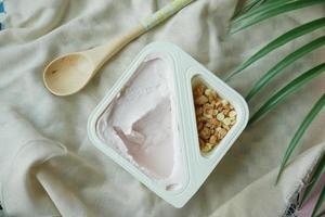 yogourt aux fraises et muesli granola dans un récipient en plastique photo