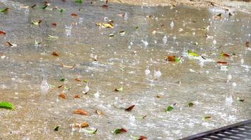 gouttes de pluie frappant le sol à karachi pakistan 2022 photo