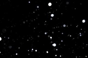 élément pour la conception ou la superposition d'hiver. vraie neige sur fond noir. photo
