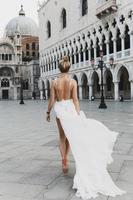 femme portant une belle robe blanche sur la piazza san marco photo