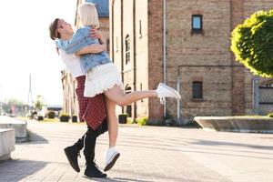 élégant couple d'adolescents dans une étreinte dans une rue de la ville photo