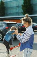 jeune mère et son mignon petit fils s'amusent avec un panier photo