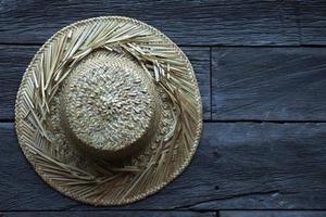 chapeau de paille contre une vieille surface en bois photo