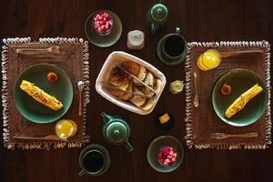 petit déjeuner pour deux servi sur la table en bois photo