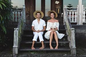 jeune couple charmant assis sur les marches du porche photo
