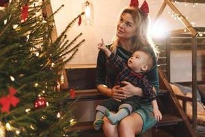 une mère heureuse et son mignon petit fils célèbrent noël ou le nouvel an. photo