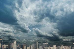 nuages orageux spectaculaires et vue sur la ville moderne photo