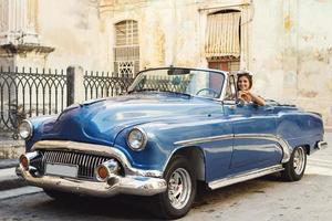 Belle femme au volant d'une voiture décapotable rétro photo