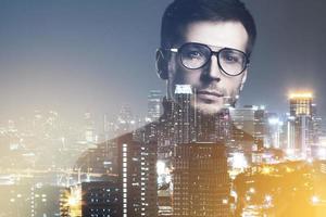 photo créative d'un jeune homme intelligent et d'un paysage urbain