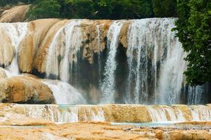 cascade d'agua azul au chiapas. Mexique photo