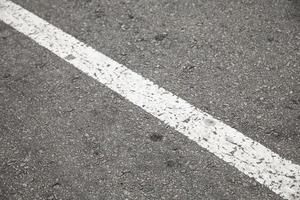 un vieil asphalte avec une voie blanche photo