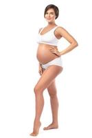 jeune et belle femme enceinte sur fond blanc photo