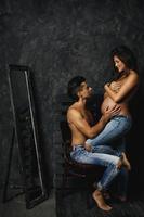 jeune couple sensuel attendant un bébé. photo