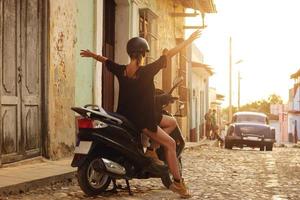 femme conduisant un scooter dans les rues de la vieille ville photo