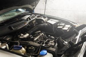 voiture avec un capot ouvert dans l'atelier de réparation photo