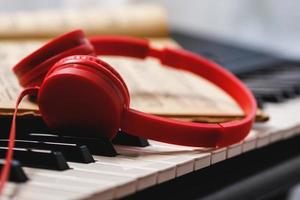 gros plan du casque rouge sur le clavier du synthétiseur photo