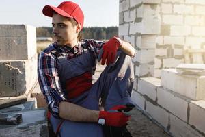 homme maçon professionnel sur le chantier de construction photo